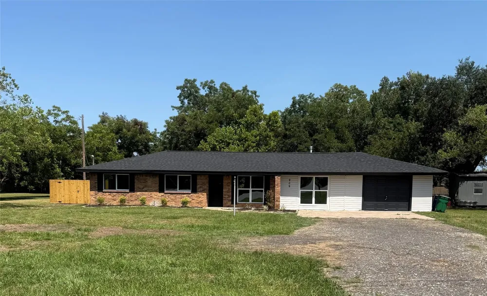909 S Downing Road Angleton, TX 77515