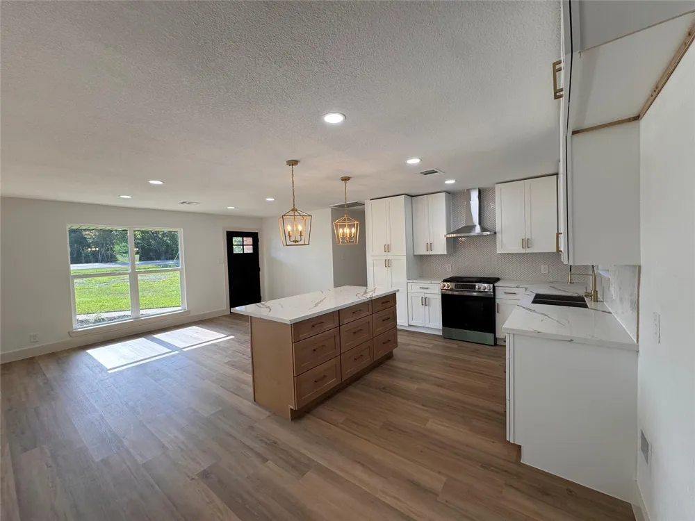 909 S Downing Road Angleton, TX 77515