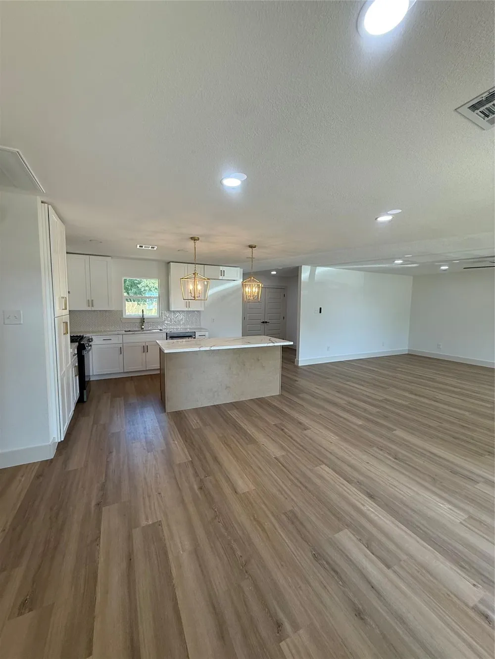 909 S Downing Road Angleton, TX 77515