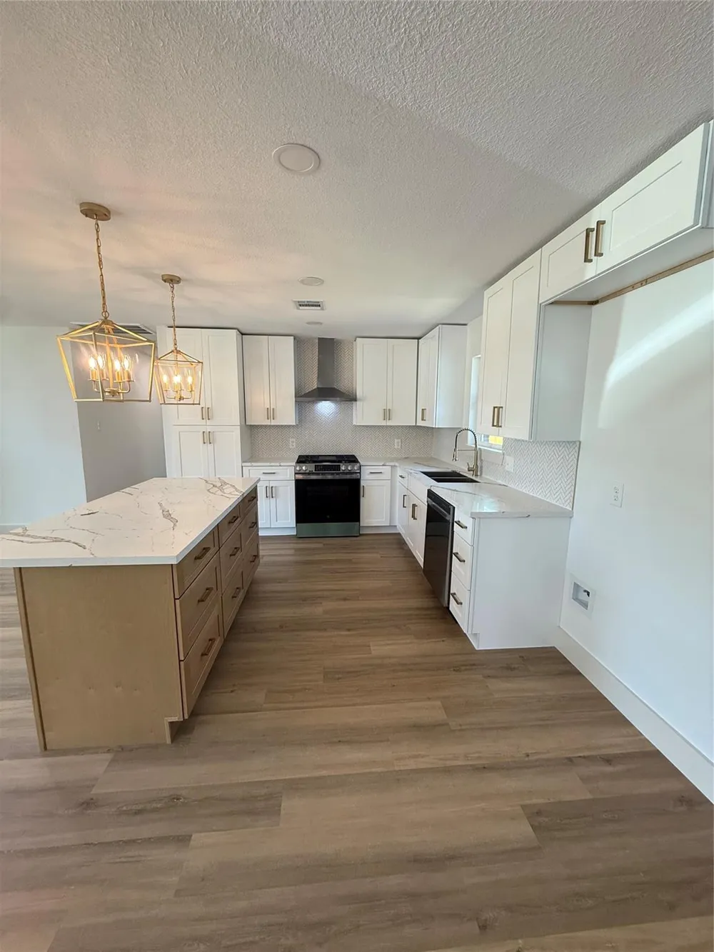 909 S Downing Road Angleton, TX 77515