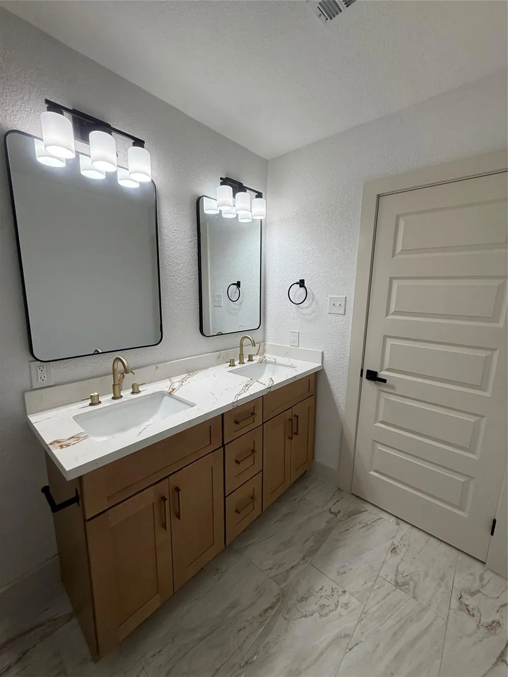 909 S Downing Road Angleton, TX 77515