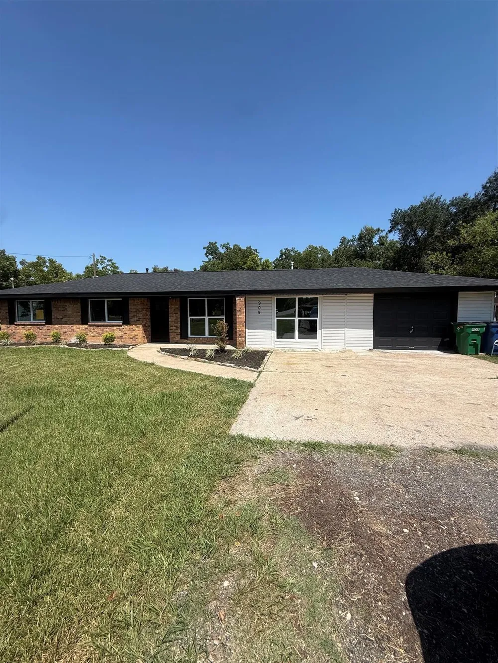 909 S Downing Road Angleton, TX 77515