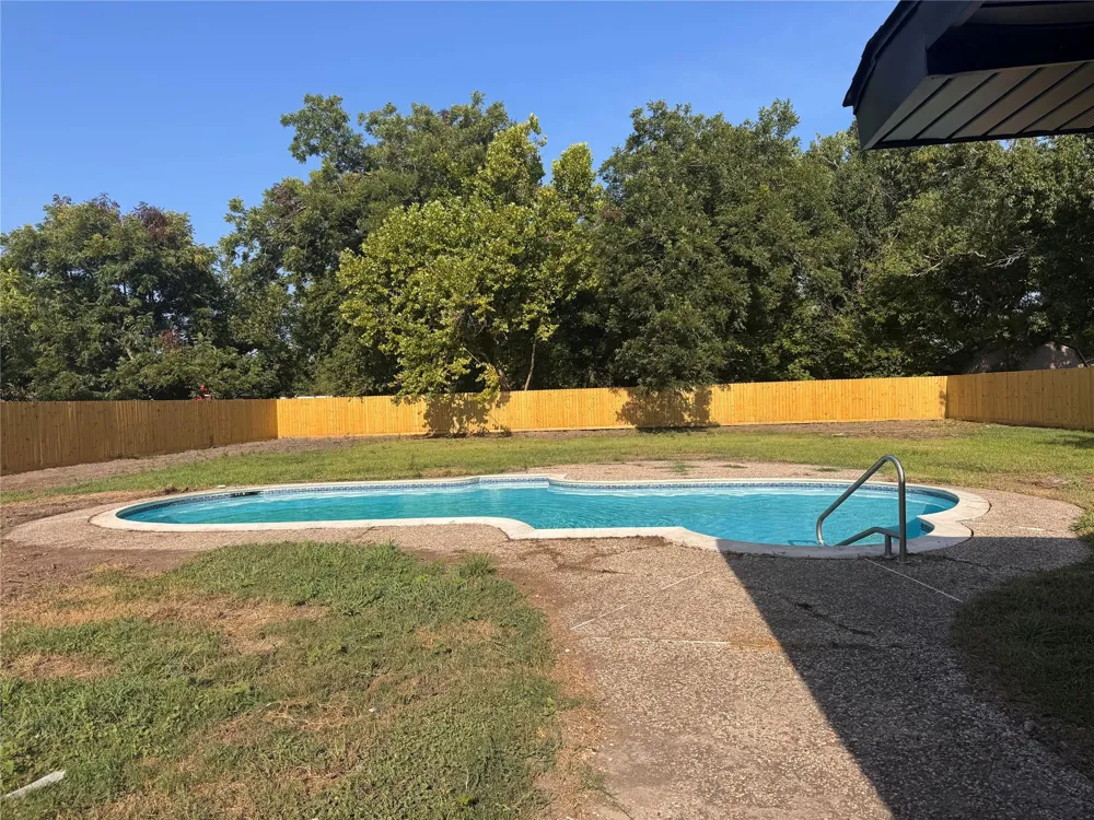 909 S Downing Road Angleton, TX 77515