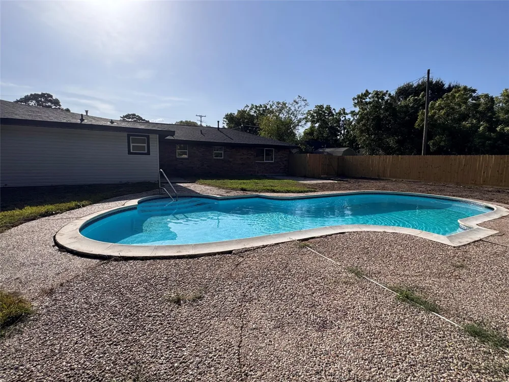 909 S Downing Road Angleton, TX 77515
