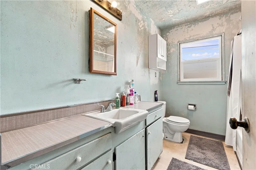 868 James Place Pomona, CA 91767