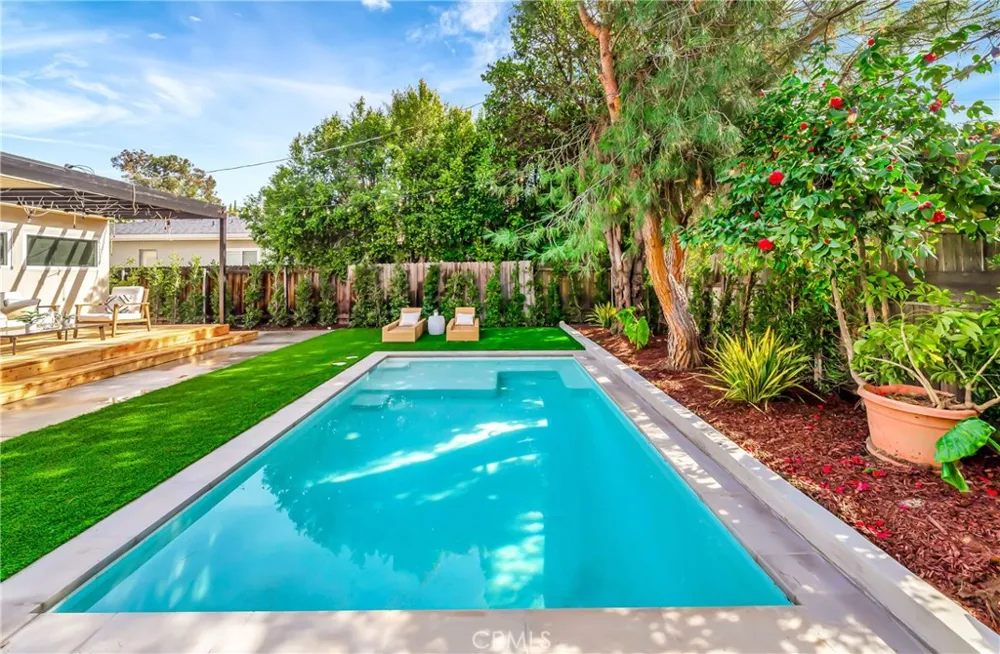 22120 Costanso Street Woodland Hills, CA 91364
