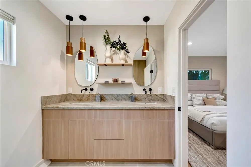 22120 Costanso Street Woodland Hills, CA 91364
