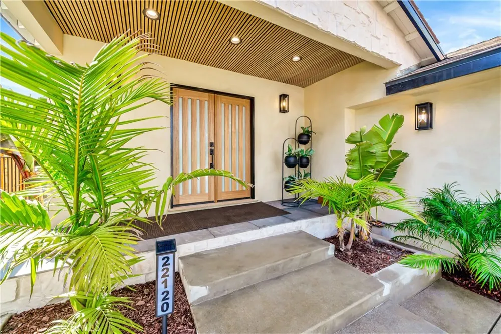 22120 Costanso Street Woodland Hills, CA 91364