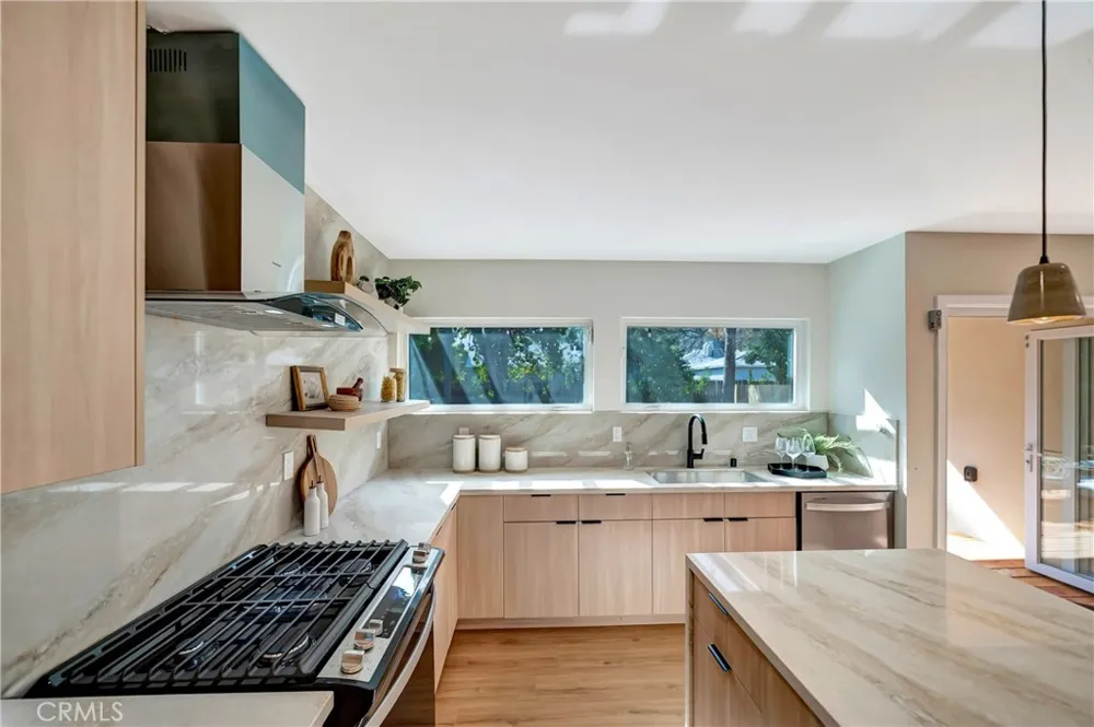 22120 Costanso Street Woodland Hills, CA 91364