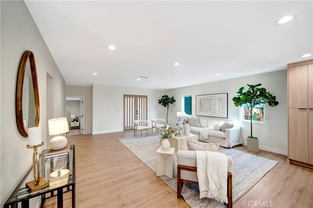 22120 Costanso Street Woodland Hills, CA 91364