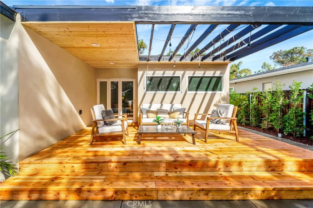 22120 Costanso Street Woodland Hills, CA 91364
