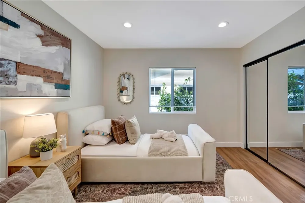 22120 Costanso Street Woodland Hills, CA 91364