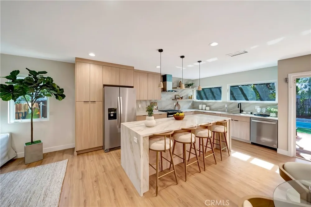 22120 Costanso Street Woodland Hills, CA 91364