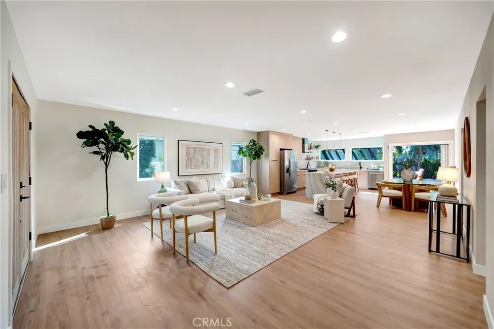 22120 Costanso Street Woodland Hills, CA 91364