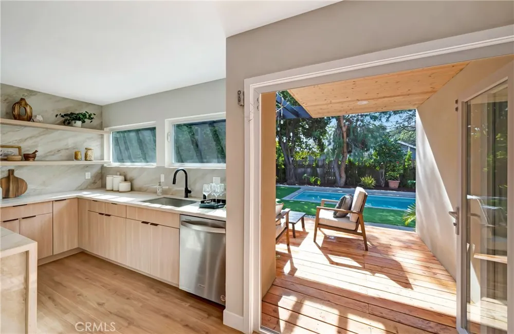 22120 Costanso Street Woodland Hills, CA 91364