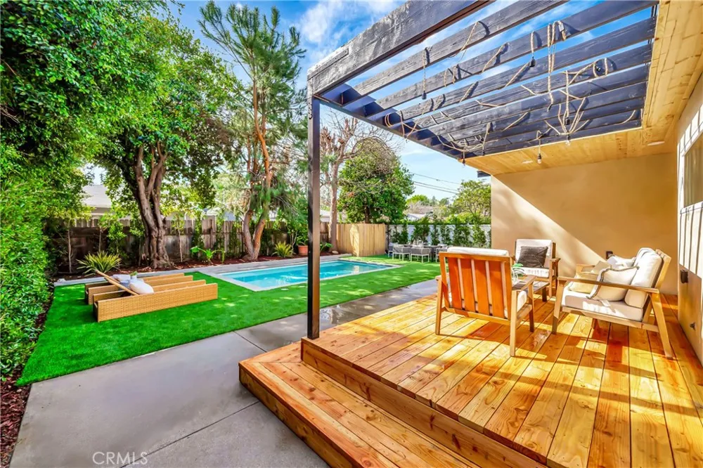22120 Costanso Street Woodland Hills, CA 91364