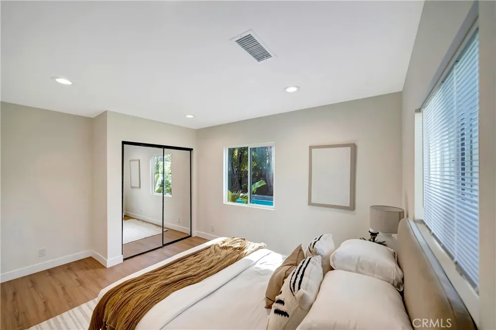 22120 Costanso Street Woodland Hills, CA 91364