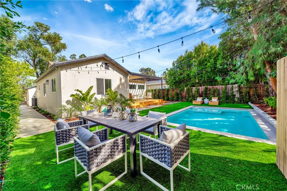 22120 Costanso Street Woodland Hills, CA 91364