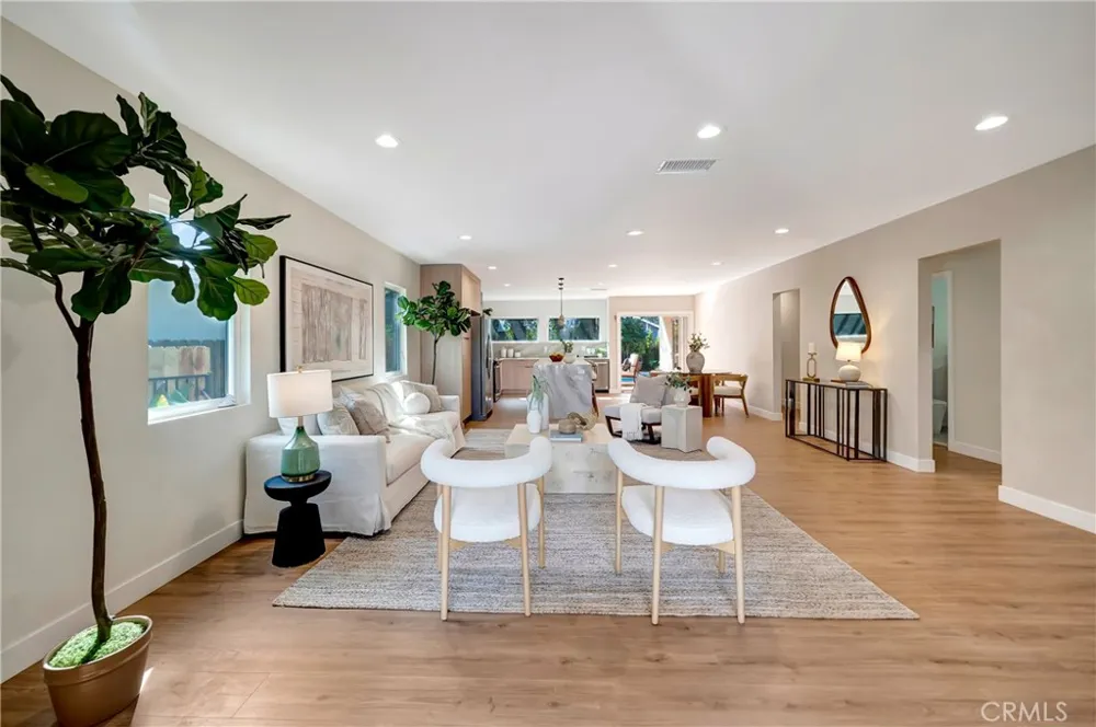22120 Costanso Street Woodland Hills, CA 91364
