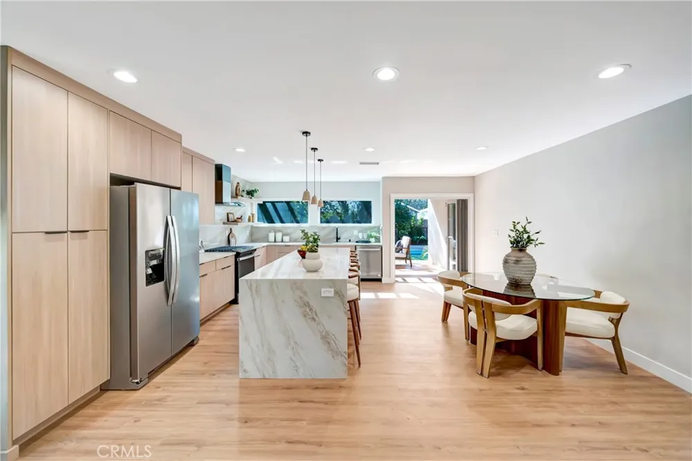 22120 Costanso Street Woodland Hills, CA 91364