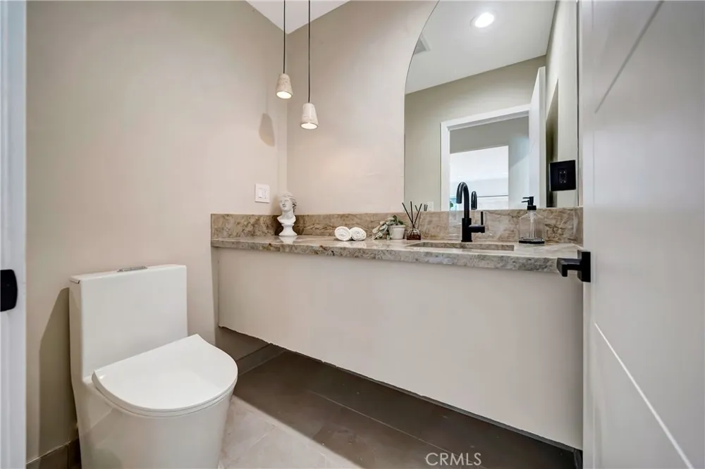 22120 Costanso Street Woodland Hills, CA 91364