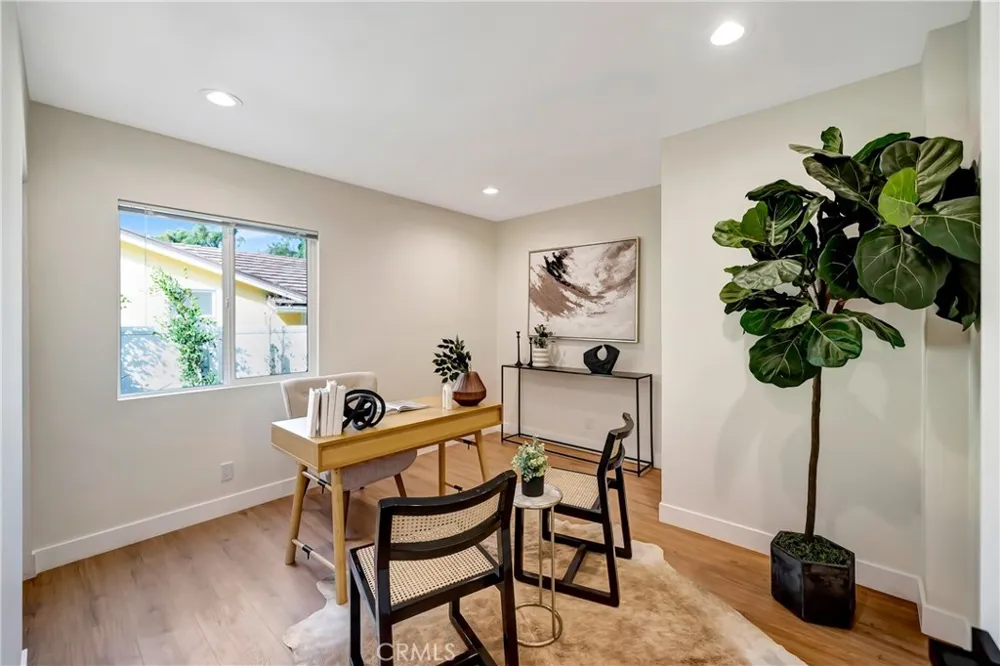22120 Costanso Street Woodland Hills, CA 91364