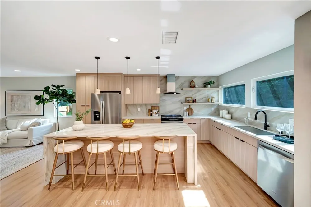 22120 Costanso Street Woodland Hills, CA 91364