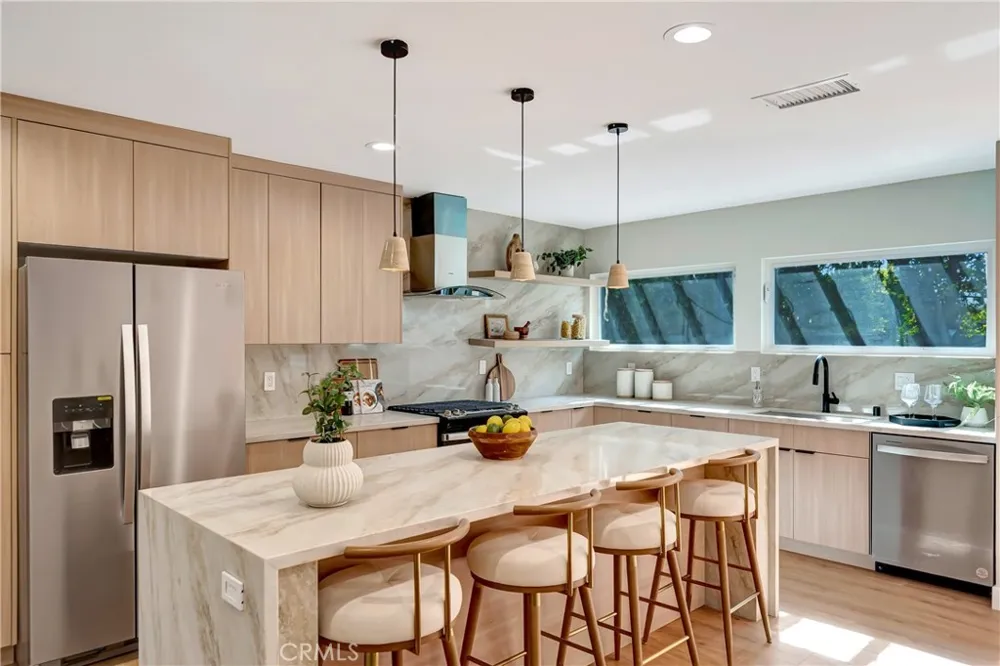 22120 Costanso Street Woodland Hills, CA 91364