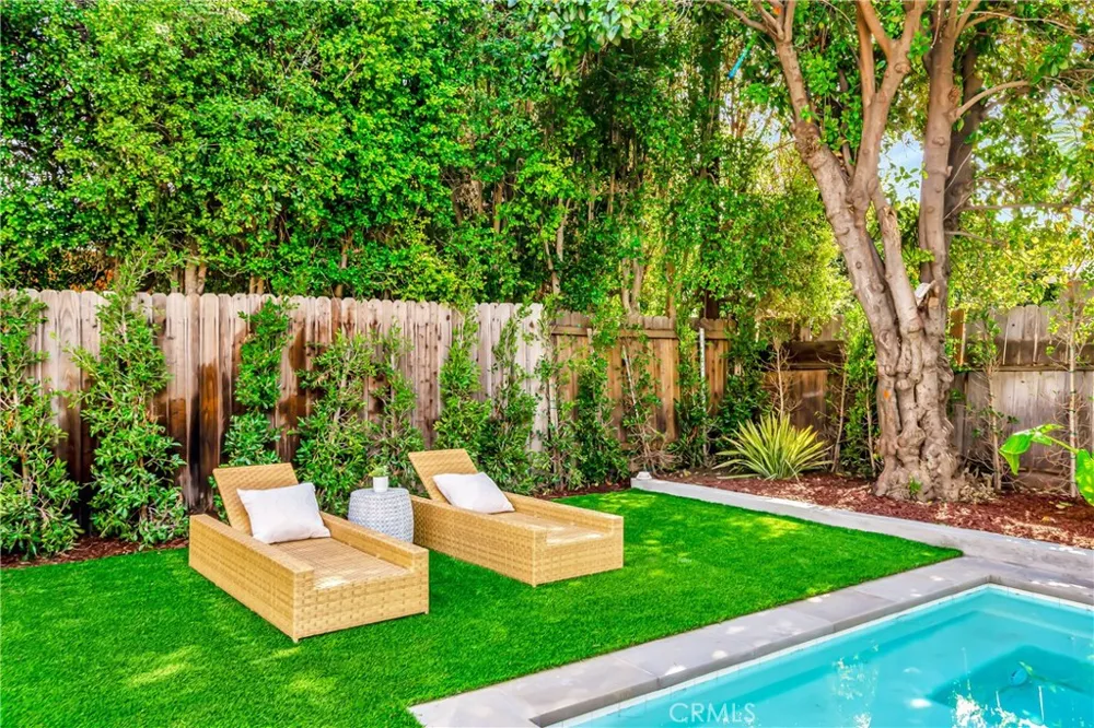 22120 Costanso Street Woodland Hills, CA 91364