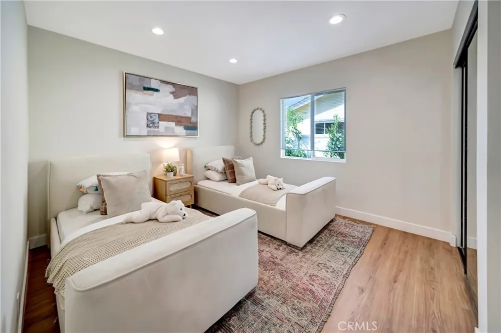 22120 Costanso Street Woodland Hills, CA 91364