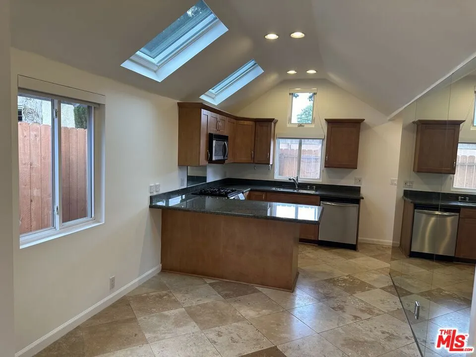 2454 Penmar Venice, CA 90291