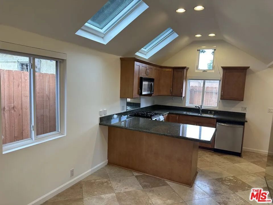 2454 Penmar Venice, CA 90291