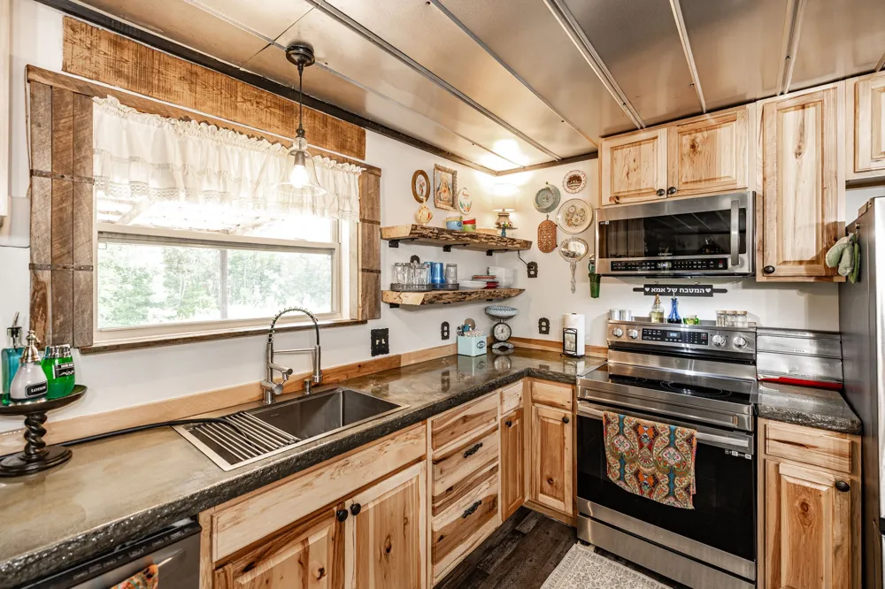 2313 Little Bartons Creek Rd Cumberland Furnace, TN 37051