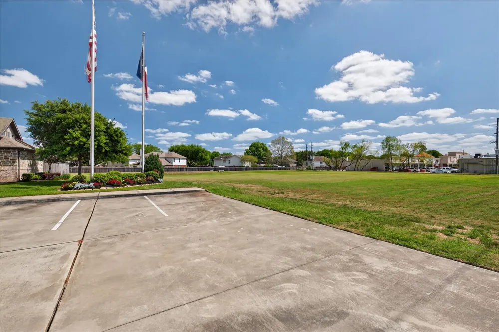 32400 Sh-249 Pinehurst, TX 77362