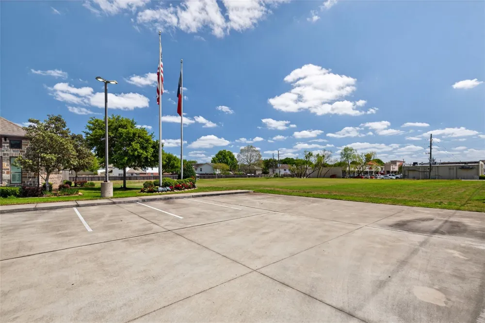 32400 Sh-249 Pinehurst, TX 77362