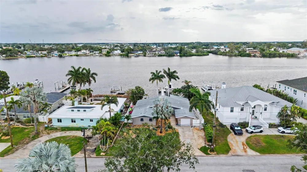 704 BAYSHORE DRIVE Tarpon Springs, FL 34689