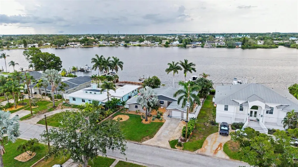 704 BAYSHORE DRIVE Tarpon Springs, FL 34689