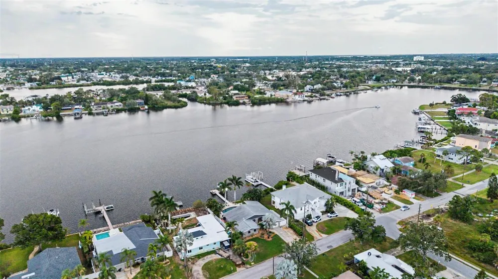 704 BAYSHORE DRIVE Tarpon Springs, FL 34689