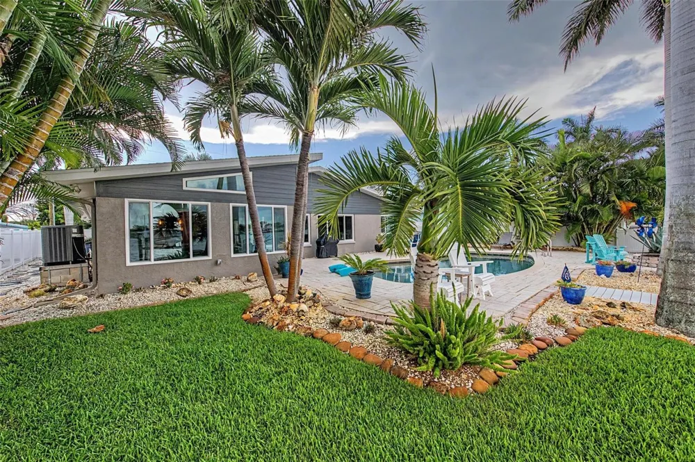 704 BAYSHORE DRIVE Tarpon Springs, FL 34689