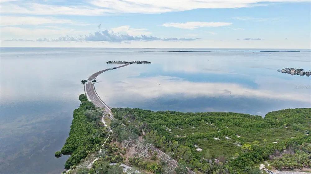 704 BAYSHORE DRIVE Tarpon Springs, FL 34689