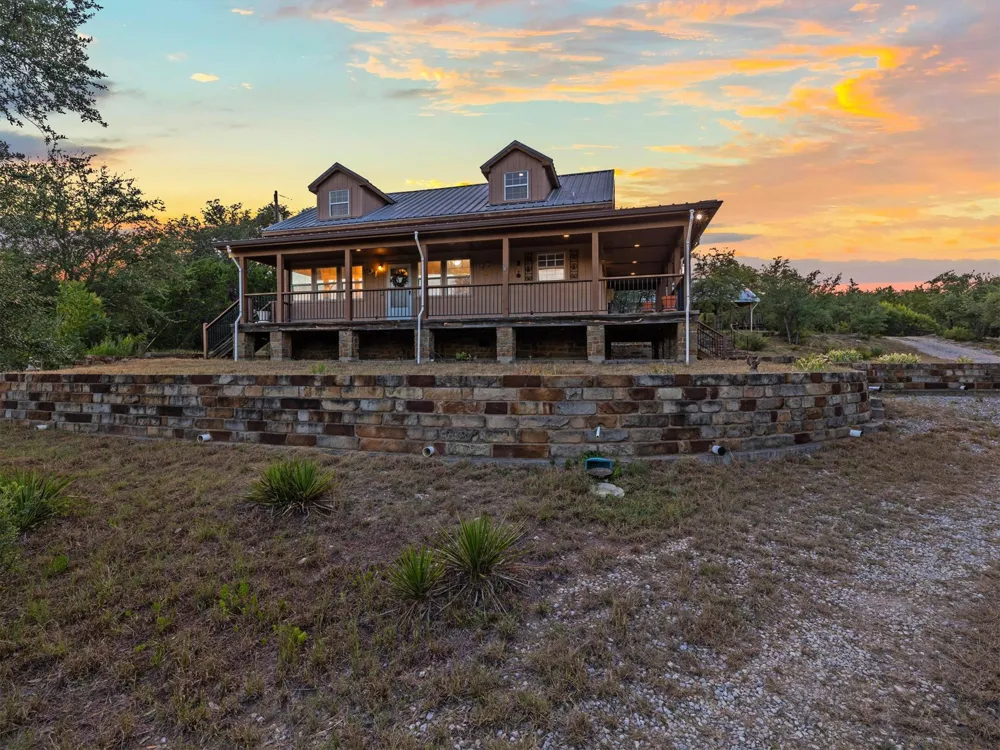 3204 Tabletop Mountain Drive Spicewood, TX 78669
