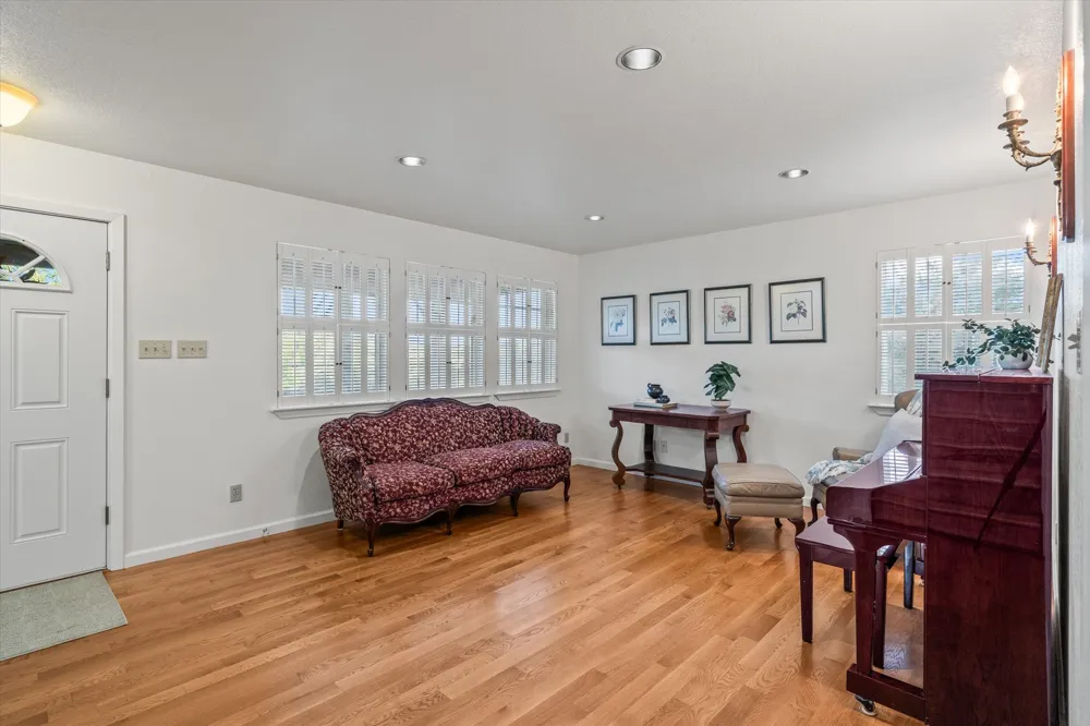 3204 Tabletop Mountain Drive Spicewood, TX 78669