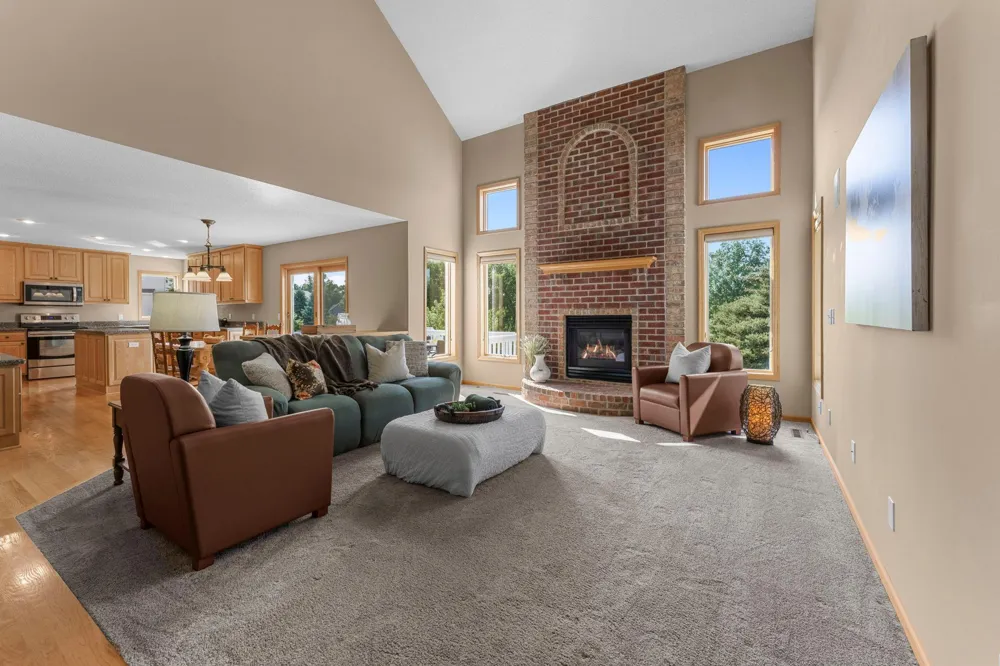 3685 Commonwealth Road Woodbury, MN 55125