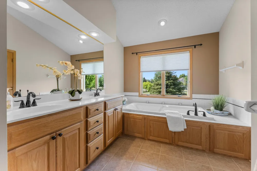 3685 Commonwealth Road Woodbury, MN 55125