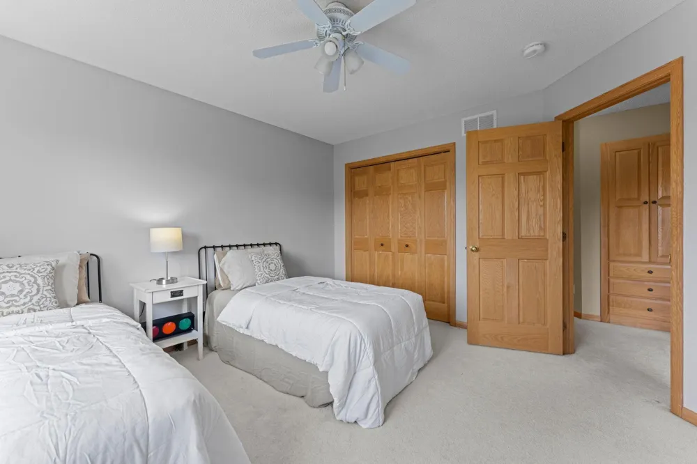 3685 Commonwealth Road Woodbury, MN 55125