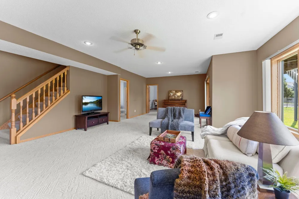3685 Commonwealth Road Woodbury, MN 55125