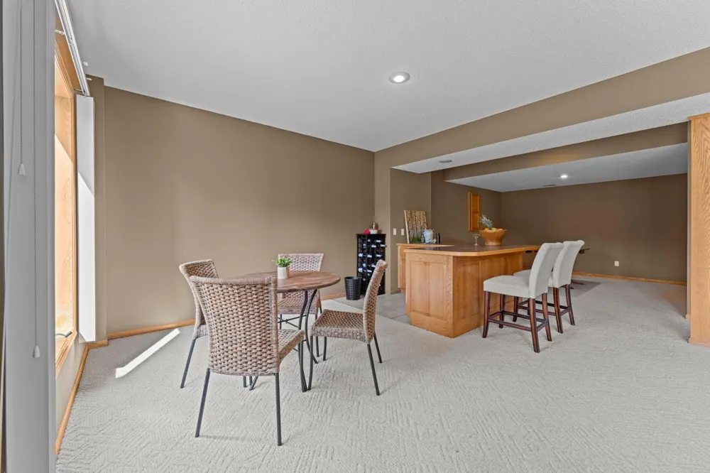 3685 Commonwealth Road Woodbury, MN 55125