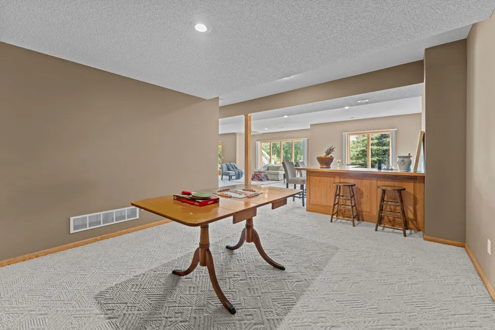 3685 Commonwealth Road Woodbury, MN 55125