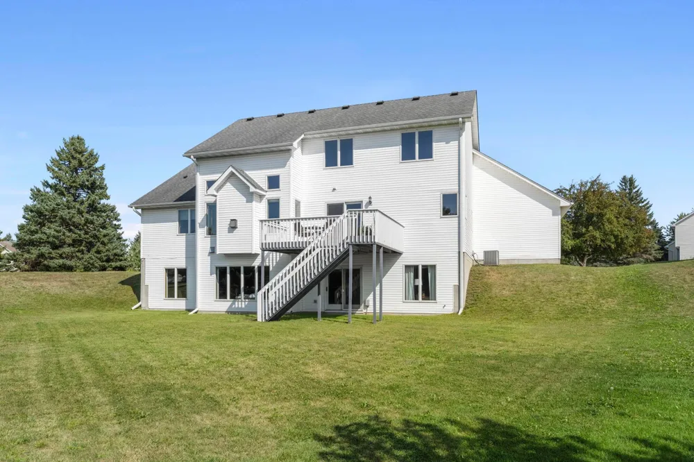3685 Commonwealth Road Woodbury, MN 55125