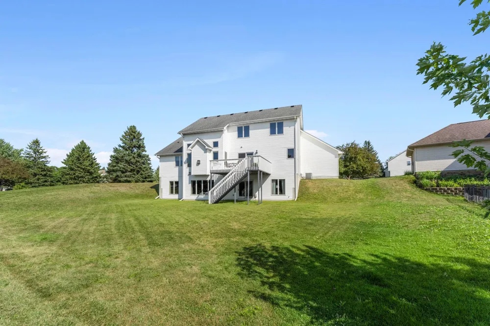 3685 Commonwealth Road Woodbury, MN 55125